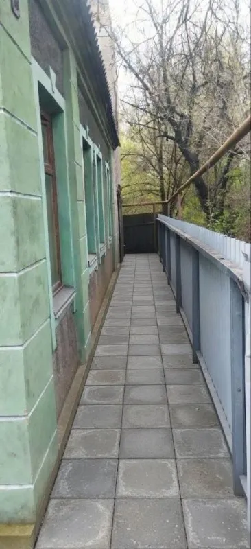 🏡Продаётся 4-х комнатный отдельно стоящий дом
🌇Город: донецк днр
🏙️Район: киевский р-н
🗺Проспект партизанский

• Общая площадь дома 74 м2

• Дом построен из кирпича
Газифицированный, газовое отопление
• Есть газовая колонка

• Санузел в доме, требуется косметический ремонт дома

• Участок 5 соток земли, на территории участка есть двухэтажный гаражный бокс, общей площадью 110 м2, размер гаража 6х9 м
• Высота потолка 4 м

• Пол бетонный, есть смотровая яма и большие ворота
🔥Собственник

💴Цена: 5🍋200.000 рублей
☎️+7(978) 752-59-43

📨Подписаться - фотография - 4