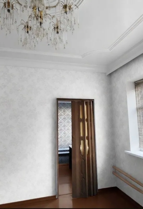 🏡Продаётся 4-х комнатный отдельно стоящий дом
🌇Город: донецк днр
🏙️Район: киевский р-н
🗺Проспект партизанский

• Общая площадь дома 74 м2

• Дом построен из кирпича
Газифицированный, газовое отопление
• Есть газовая колонка

• Санузел в доме, требуется косметический ремонт дома

• Участок 5 соток земли, на территории участка есть двухэтажный гаражный бокс, общей площадью 110 м2, размер гаража 6х9 м
• Высота потолка 4 м

• Пол бетонный, есть смотровая яма и большие ворота
🔥Собственник

💴Цена: 5🍋200.000 рублей
☎️+7(978) 752-59-43

📨Подписаться - фотография - 6