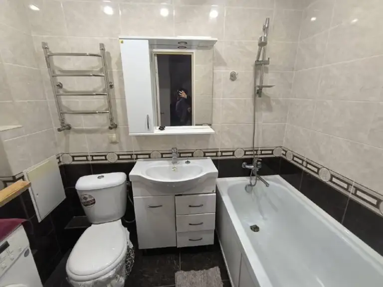 Продажа 3х комнатной - квартиры в кировском районе донецка

Стройте свое пространство с агентством недвижимости город.
Вы мечтаете - мы реализовываем💫

🏗Район: кировский
🏘Комнат - 3
🏢Этаж - 9/9
🚪Общая площадь - 71 м2

Продается трехкомнатная квартира в кировском районе, микрорайон "текстильщик". Улица терешковой, ледовая арена.

📌Вода по графику.
📌Лоджия+теплый пол.
📌 Застеклённый балкон.
📌Квартира теплая, не угловая.
📌В квартире остается вся мебель и техника.
📌Выполнен качественный ремонт во всех комнатах. Кухня подготовлена под ремонт.
📌Тихий спокойный двор, детская площадка.

Насыщенная инфраструктура:
•Ледовая арена;
•Детские сады;
•Школы;
•Продуктовые магазины;
•Супермаркет

👌Развитая транспортная развязка в любую точку города. Остановки маршрутного такси в шаговой доступности.

🌺Экологически чистый район города.

Документы 🇷🇺 рф

💵Цена: 4 100 000 рублей
☎️Телефон: +7 (949) 513 85 58 - виктория - фотография - 3