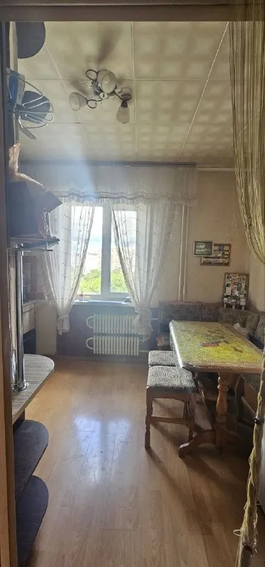 Продажа от собственника

Продам однокомнатную квартиру

🌇В гороле донецке, на ул. Пухова д. 31 (боссе)📌

✅35.2 М жилая площадь.
✅5 Этаж 10 этажного дома.
✅Не угловая.

✅Квартира теплая.
💦Вода постоянно (по графику + водонакопительный бак на 750 л).
✅Бойлер. - фотография - 3