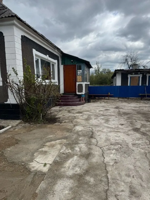 🏡Продаётся отдельно стоящий дом
🌇Город: донецк днр
🏙️Район: будённовский р-н
🗺Пгт ларино
• Общая площадь–68 м2
• Жилая–33.2 м2
• Дом шлаконаливной
• Санузел совмещённый
• Печное отопление,
Окна пластиковые
• Состояние жилья жилое
• Вода по графику
• На территории участка есть летняя кухня, хоз постройки и 10 соток огорода
• Рядом автостанция ларино, магазины, детский садик, школа и остановка общественного транспорта
• Документы готовы
🔥Собственник
💴Цена: 2🍋800.000 рублей
☎️+7(949) 539-42-34
📨Подписаться - фотография - 2