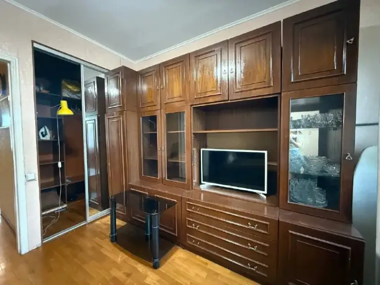 🏡Сдам 2-х ком. Квартиру в центре донецка
🌇Город: донецк днр
🏙️Район: ворошиловский район, 🗺шевченко, рамада гостиница.
• Этажность–4/5 жилого дома
• Квартира с мебелью, колонкой газовой, кондиционером, стиральной машинкой, вода по графику и чаще.
• Комнаты раздельные. Интернет
• 37.000 + Коммунальные.
📍Залог разбивают.
+79494707442 Или тelegram / мах
*Оплата услуг риелтора по факту заселения! Ехать в офис и вносить оплату до просмотра не надо❗
Аренда днр - фотография - 3