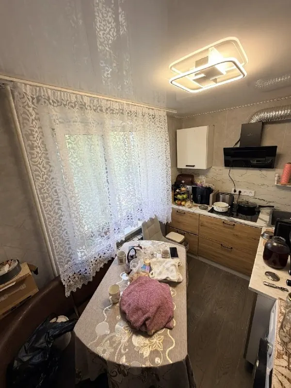 Срочно продам квартиру с ремонтом 2 комнатную 4/5
Город харцызск, мкрн юбилейный
Особенности объекта:
- Сделан качественный дорогостоящий ремонт;
- Площадь 44,5 кв. М. Не угловая;
- Сан. Узел совместный;
- Окна пластиковые, балконный блок пластик;
- Металлическая входная дверь;
- Состояние жилое, проводка новая;
- Отопление центральное, квартира очень теплая;
- Мебель и техника остаётся частично, стоит сплит система;
- Имеется кладовка, напольное покрытие – плитка и ламинат, потолки – натяжные везде;
- Накопительная система с насосом на 400 л. ;
- Документы готовы к продаже; наличный расчет, мат. Капитал;
Стоимость 5 000 000 рублей + услуги агентства;
Просмотр по договоренности!
Валентин феникс +7949 554 15 98 telegram, макс;
Миранда +79490983898

▪️ Недвижимость большого харцызска 👈 подписаться
▪️ Разместить объявление
▪️ Обсудить - фотография - 3