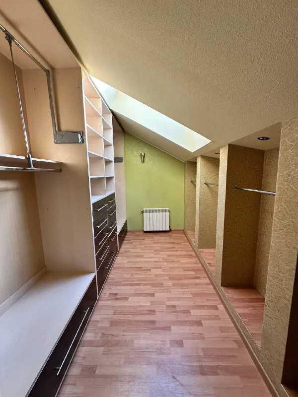 Сдается шикарный дом 🏡

🌇Город донецк, киевский район. Ул байдукова, заезд с челюскинцев ( ориентир донбасс арена, краеведческий музей)📌

✅Два этажа - 200 квадратов
✅Два санузла, каминная, 4 спальни, два зала.
✅Автономное отопление
💦Вода всегда!
🍖Мангальная зона, гараж, подвал

💰Стоимость 100 000 в месяц + свет. .. Image:url('//telegram. Org/img/emoji/40/e29d97.png')">❗️не сдается лицам младше 25 лет, не сдается более чем 2 мужчинам. Не допускается проживание  с животными.

📃Оплата услуг при подписании договора. ( никаких предоплат заранее не нужно!)

📲☎️+79493522012 Катерина

Подписаться  |  📩дать объявление
📲Наш max - фотография - 2