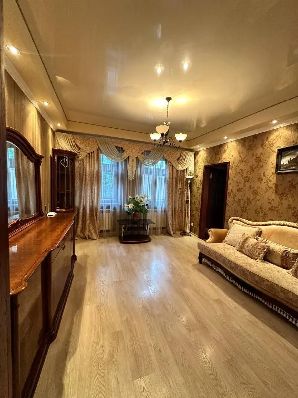 Сдается шикарный дом 🏡

🌇Город донецк, киевский район. Ул байдукова, заезд с челюскинцев ( ориентир донбасс арена, краеведческий музей)📌

✅Два этажа - 200 квадратов
✅Два санузла, каминная, 4 спальни, два зала.
✅Автономное отопление
💦Вода всегда!
🍖Мангальная зона, гараж, подвал

💰Стоимость 100 000 в месяц + свет. .. Image:url('//telegram. Org/img/emoji/40/e29d97.png')">❗️не сдается лицам младше 25 лет, не сдается более чем 2 мужчинам. Не допускается проживание  с животными.

📃Оплата услуг при подписании договора. ( никаких предоплат заранее не нужно!)

📲☎️+79493522012 Катерина

Подписаться  |  📩дать объявление
📲Наш max - фотография - 3