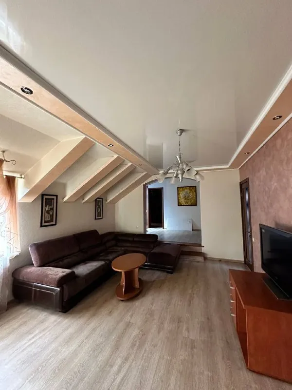 Сдается шикарный дом 🏡

🌇Город донецк, киевский район. Ул байдукова, заезд с челюскинцев ( ориентир донбасс арена, краеведческий музей)📌

✅Два этажа - 200 квадратов
✅Два санузла, каминная, 4 спальни, два зала.
✅Автономное отопление
💦Вода всегда!
🍖Мангальная зона, гараж, подвал

💰Стоимость 100 000 в месяц + свет. .. Image:url('//telegram. Org/img/emoji/40/e29d97.png')">❗️не сдается лицам младше 25 лет, не сдается более чем 2 мужчинам. Не допускается проживание  с животными.

📃Оплата услуг при подписании договора. ( никаких предоплат заранее не нужно!)

📲☎️+79493522012 Катерина

Подписаться  |  📩дать объявление
📲Наш max - фотография - 6