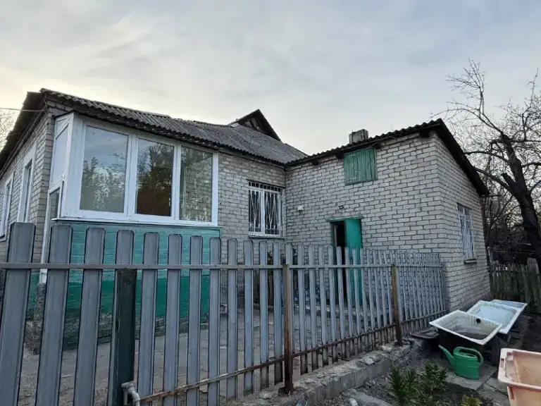 Продается дом с земельным участком 9 соток в центре донецка! Парк щербакова- отель прага‼️

Ан «статус» - твой выбор в мире недвижимости!🤝

📍Г. Донецк, ул. Порт-артурная
Рядом: отель "прага", парк щербакова

📌В шаговой доступности: детский сад, школа №55 - забота о будущем ваших детей.

✅Дом: жилой, теплый, общей площадью 100м².
✅Участок: 9сотки, ровный, правильной формы
✅Бонусы : баня на дровах, двое ворот, два гаража, елки и фруктовые деревья - фотография - 1