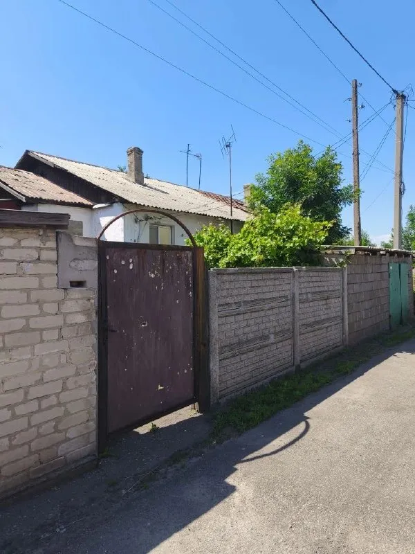 🏡 Продается квартира на земле

🌇Петровский район, донецк,
Район бывшей «галактики»📌

✅Дом на четыре хозяина.

❗️Во дворе имеются:
- Гараж
- Хозяйственные постройки
- Летний душ
- Туалет

📍Инфраструктура:
⛽ Поселок газифицирован
- Асфальтированные дороги
- Рядом остановка транспорта
- Больница в шаговой доступности

📄 Документы готовы к сделке.
💰 Цена: 1 000 000 ₽

📲☎️+7(949) 424 90 40 Виола
Собственник

Подписаться  |  📩дать объявление
📲Наш max - фотография - 1