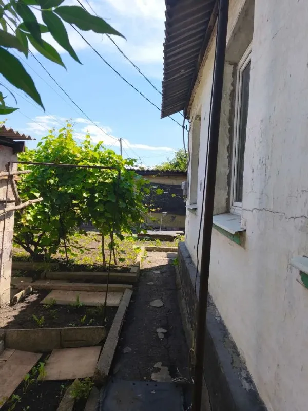 🏡 Продается квартира на земле

🌇Петровский район, донецк,
Район бывшей «галактики»📌

✅Дом на четыре хозяина.

❗️Во дворе имеются:
- Гараж
- Хозяйственные постройки
- Летний душ
- Туалет

📍Инфраструктура:
⛽ Поселок газифицирован
- Асфальтированные дороги
- Рядом остановка транспорта
- Больница в шаговой доступности

📄 Документы готовы к сделке.
💰 Цена: 1 000 000 ₽

📲☎️+7(949) 424 90 40 Виола
Собственник

Подписаться  |  📩дать объявление
📲Наш max - фотография - 3