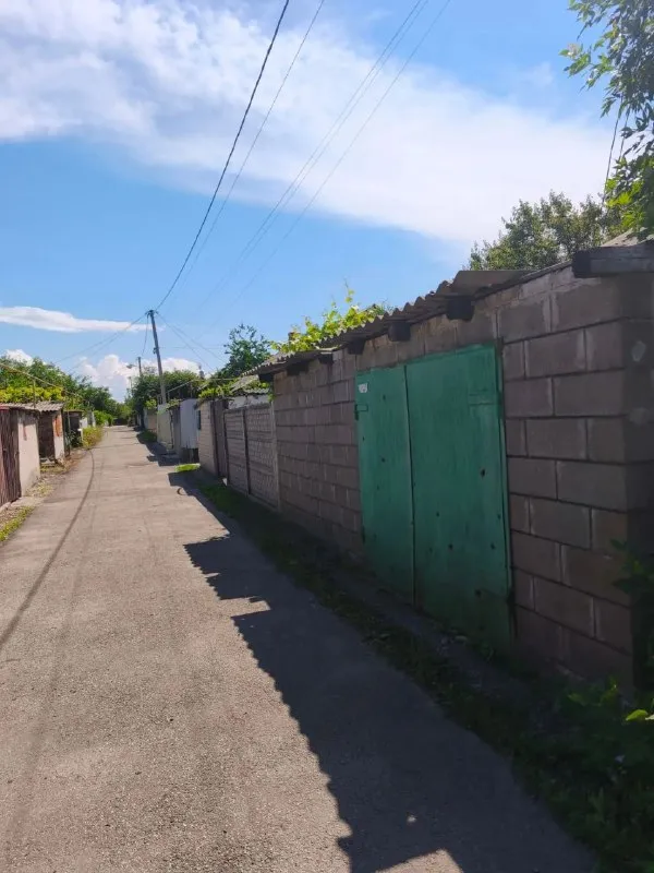 🏡 Продается квартира на земле

🌇Петровский район, донецк,
Район бывшей «галактики»📌

✅Дом на четыре хозяина.

❗️Во дворе имеются:
- Гараж
- Хозяйственные постройки
- Летний душ
- Туалет

📍Инфраструктура:
⛽ Поселок газифицирован
- Асфальтированные дороги
- Рядом остановка транспорта
- Больница в шаговой доступности

📄 Документы готовы к сделке.
💰 Цена: 1 000 000 ₽

📲☎️+7(949) 424 90 40 Виола
Собственник

Подписаться  |  📩дать объявление
📲Наш max - фотография - 4