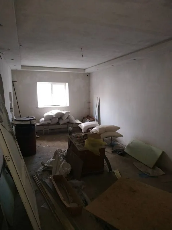 Срочная продажа, новый дом 🏡
От собственника❗️

🌇В макеевке (горняцкий р-н),
В пос. Куйбышева (28/4). 📌

✅Продается капитальный дом 2012 года постройки. В доме никто не жил! Все материалы свежие, состояние — «от стен до крыши» абсолютно новое.

❗️Главные плюсы:
✅ Все коммуникации в доме: газ, свет, вода.
✅ Стены подштукатурены, потолки — гипсокартон, разводка электрики готова. - фотография - 5