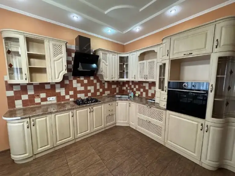 Продажа дома для большой семьи в киевском районе донецка - путиловка!

Ан «статус» - твой выбор в мире недвижимости!🤝

📍Г. Донецк, киевский район, ул. Ахромеева,5

✅Документы готовы рф
✅Качественный ремонт выполнен в 2014 году, дом не был заселен
✅Дом: 200 м2
✅Площадь участка: 6 соток, земля приватизирована
✅Дом из шлакоблока
✅В доме расположены кухня, зал, санузел и 5 комнат (из них 3 спальни). Имеется летняя кухня
✅Дом оборудован отоплением и газом
✅Во дворе достаточно места для трех автомобилей
✅Собственник на сделке

💰14 000 000 Руб.

☎️+79495753652
📞+79490774949 - фотография - 3