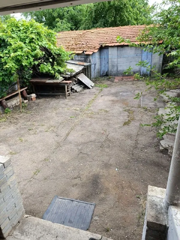 Продается частный дом 🏡

🌇Донецк в районе "бакинских комиссаров" куйбышевский район📌

✅Дом кирпичный, крыша шиферная, не протекает
⛽Отопление газовое, водоснабжение центральное
✅Общая площадь дома — 78 кв. М, участок — 6 соток.
✅В доме 4 комнаты, санузел расположен внутри.
✅Трубы заменены, участок ровной формы - фотография - 2