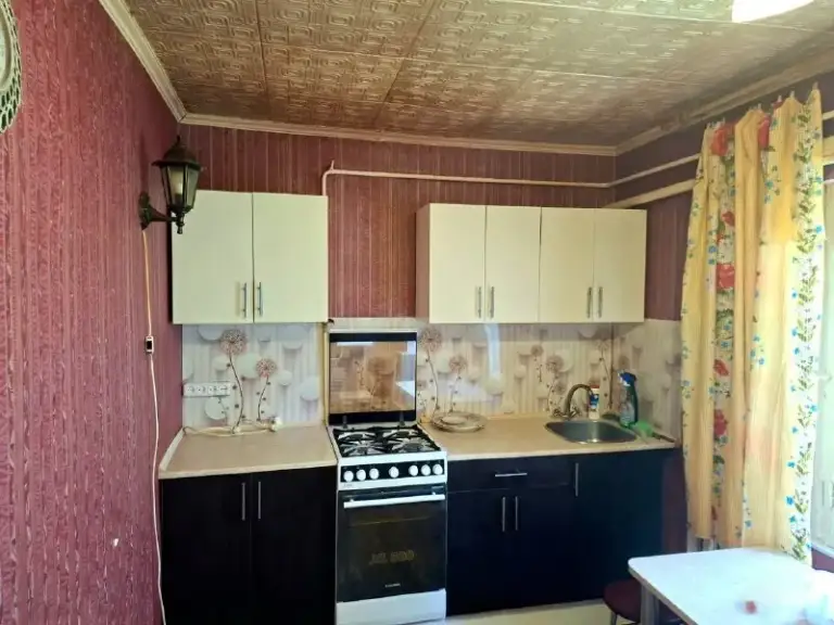 Продается частный дом 🏡

🌇Донецк в районе "бакинских комиссаров" куйбышевский район📌

✅Дом кирпичный, крыша шиферная, не протекает
⛽Отопление газовое, водоснабжение центральное
✅Общая площадь дома — 78 кв. М, участок — 6 соток.
✅В доме 4 комнаты, санузел расположен внутри.
✅Трубы заменены, участок ровной формы - фотография - 3