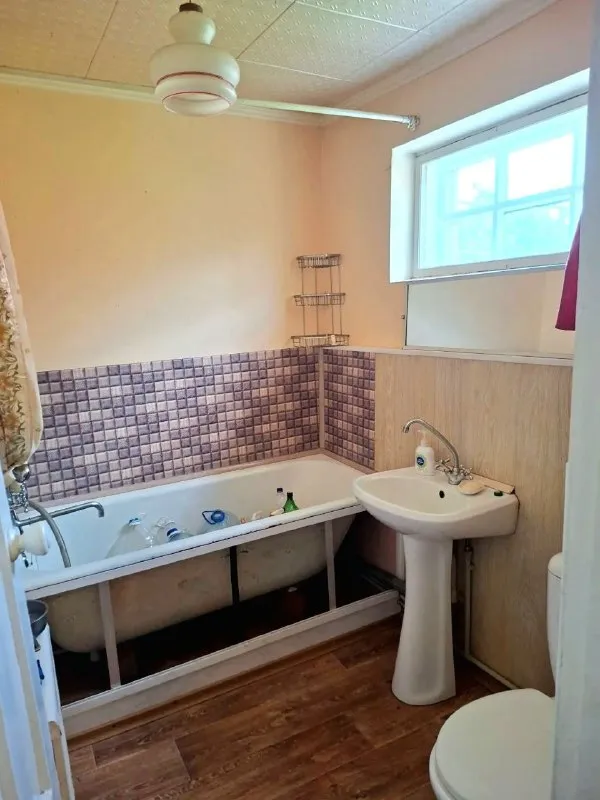 Продается частный дом 🏡

🌇Донецк в районе "бакинских комиссаров" куйбышевский район📌

✅Дом кирпичный, крыша шиферная, не протекает
⛽Отопление газовое, водоснабжение центральное
✅Общая площадь дома — 78 кв. М, участок — 6 соток.
✅В доме 4 комнаты, санузел расположен внутри.
✅Трубы заменены, участок ровной формы - фотография - 6