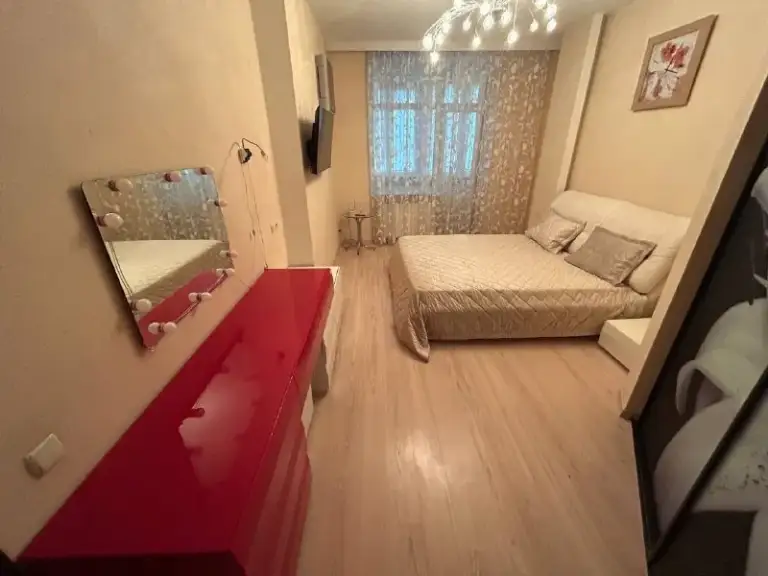 Аренда 2-комнатной квартиры в закрытом комплексе на набережной

🏣Город: донецк
🏗Район: ворошиловский
🏘Комнат - 2

Аренда двухкомнатной квартиры в доме новострой с закрытой территорией.
•Охрана круглосуточно
•Консьерж сервис
•Паркинг

⚜️Квартира полностью укомплектована всем необходимым для комфортного проживания.
⚜️Комнаты раздельные.
⚜️Водоснабжение 24/7
⚜️Установлен бойлер на 80 литров.
⚜️Кондиционеры.
⚜️Большой санузел.
⚜️Большой балкон.
⚜️Система теплый пол
⚜️Кондиционеры в каждой комнате
⚜️Красивый вид из окна

📌Рядом вся необходимая инфраструктура: магазины, супермаркеты, кафе и рестораны, школа, садик, спортивные площадки.

📍Аналогов данной локации дома в донецке нет 👌

💦 Вода круглосуточно.

Просмотр в удобное для вас время, ключи 🔑 в агентстве.

💵Цена: 100.000 рублей торг
☎️Телефон: +7 (949) 630 77 76 - фотография - 6
