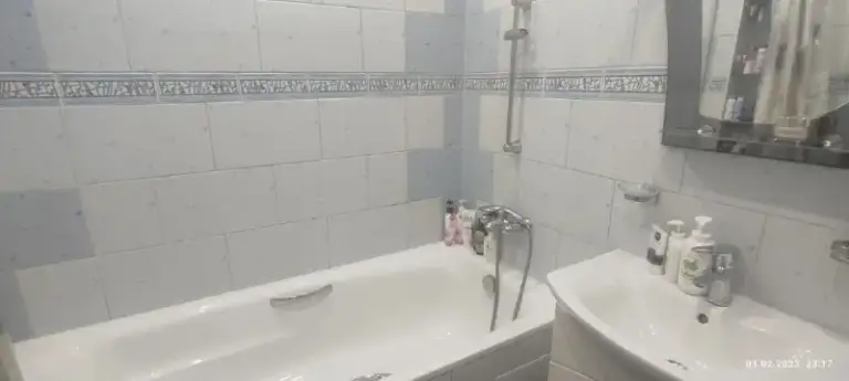 Продам 4х комнатную квартиру
Продажа от собственника❗️
🌇Донецк кировский район, возле ск кировец и дк франко📌
✅Холодильник, стиральная машина, посудомойка, микроволновка, газовая плита. ..вся необходимая техника, кондиционеры, телевизор, интернет.
✅Отопление автономное, газовый котел.
✅Ванная и туалет раздельные, комнаты раздельные
✅Кухня столовая 15 м2 - фотография - 8