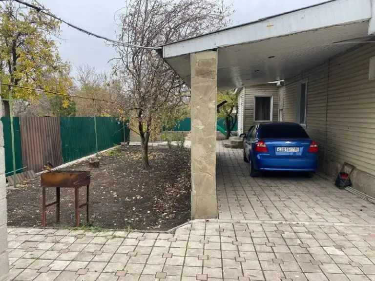 Продаётся дом в кировском районе донецка!

Ан «статус» - твой выбор в мире недвижимости!🤝

📍Текстильщик (остановка «училище 22»).

Основные характеристики:

✅3 Комнаты + светлая и уютная кухня;
✅Качественный евроремонт — заезжай и живи;
✅Полностью меблирован, оборудован современной техникой;
✅Все коммуникации: газ, свет, вода, автономное отопление;
✅Вода — из собственной скважины (в доме и на улице);
✅Участок 6 соток: ухоженный сад с плодовыми деревьями, зона отдыха.
✅Инфраструктура: школа, детский сад, магазины, рынок, остановка общественного транспорта — всё рядом.
✅Тихий, спокойный район, идеально подходит для семьи и круглогодичного проживания.

‼️Документы готовы к сделке, без обременений‼️

💸 Цена: 5 500 000 ₽

☎️+79495753652
📞+79496455686
📞+79490774949

Принимаем звонки в любое время! - фотография - 2