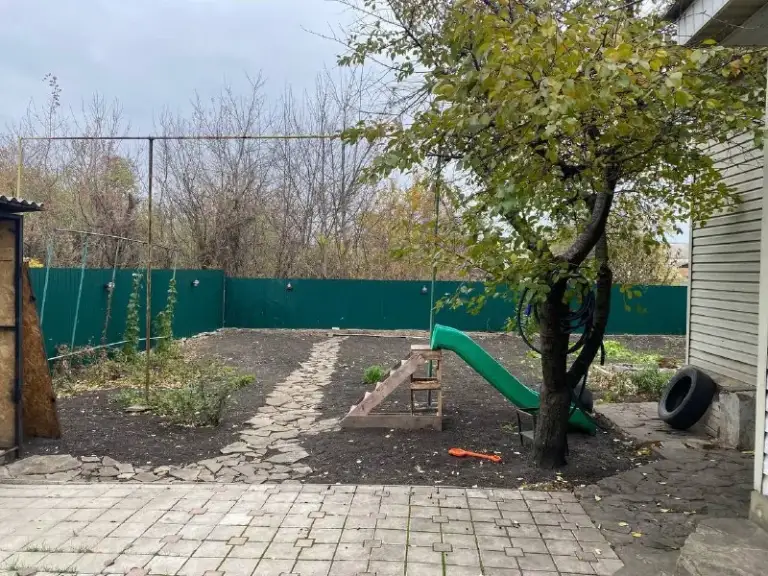 Продаётся дом в кировском районе донецка!

Ан «статус» - твой выбор в мире недвижимости!🤝

📍Текстильщик (остановка «училище 22»).

Основные характеристики:

✅3 Комнаты + светлая и уютная кухня;
✅Качественный евроремонт — заезжай и живи;
✅Полностью меблирован, оборудован современной техникой;
✅Все коммуникации: газ, свет, вода, автономное отопление;
✅Вода — из собственной скважины (в доме и на улице);
✅Участок 6 соток: ухоженный сад с плодовыми деревьями, зона отдыха.
✅Инфраструктура: школа, детский сад, магазины, рынок, остановка общественного транспорта — всё рядом.
✅Тихий, спокойный район, идеально подходит для семьи и круглогодичного проживания.

‼️Документы готовы к сделке, без обременений‼️

💸 Цена: 5 500 000 ₽

☎️+79495753652
📞+79496455686
📞+79490774949

Принимаем звонки в любое время! - фотография - 3