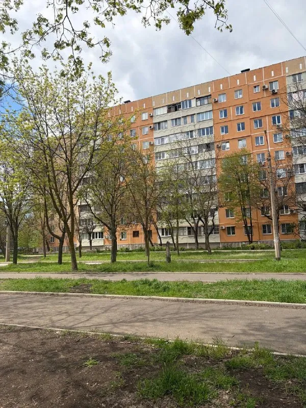Продам 2х-комнатную квартиру
Продажа от собственника❗️
🌇В мариуполе, центральный район, 23 жмр, ул. 60 лет ссср. 📌
🏠 Этаж 1/9, дом панельный.
✅Высокий цоколь 1,8 м — квартира светлая, приподнята над улицей, под окнами никого.
✅ Общая площадь 46,2 м². Квартира не угловая, все комнаты раздельные.
🛁 Санузел раздельный. Есть лоджия и подвал.
🔌 Всё в рабочем состоянии: свет, вода, газ, отопление, канализация. - фотография - 1