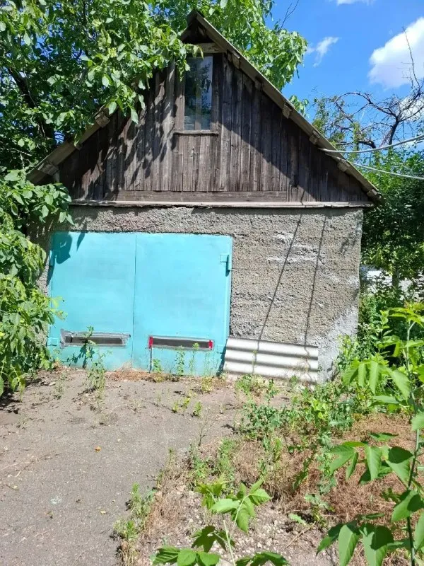 Продам уютный дом 🏡
Площадью 62 м² с гаражом
🌇Донецк, в ленинском районе
По улице одесская 📌
✅Отличный вариант для тех, кто ценит комфорт и надежность.
✅Основные характеристики:
Площадь дома: 62 м².
Участок: 5 соток (земля не приватизирована).
✅Коммуникации: электричество 380 квт (выделенная линия), водоснабжение круглосуточное (газовая колонка).
✅Отопление: комбинированное (газовый котел + электродный котел), дом очень теплый. - фотография - 2