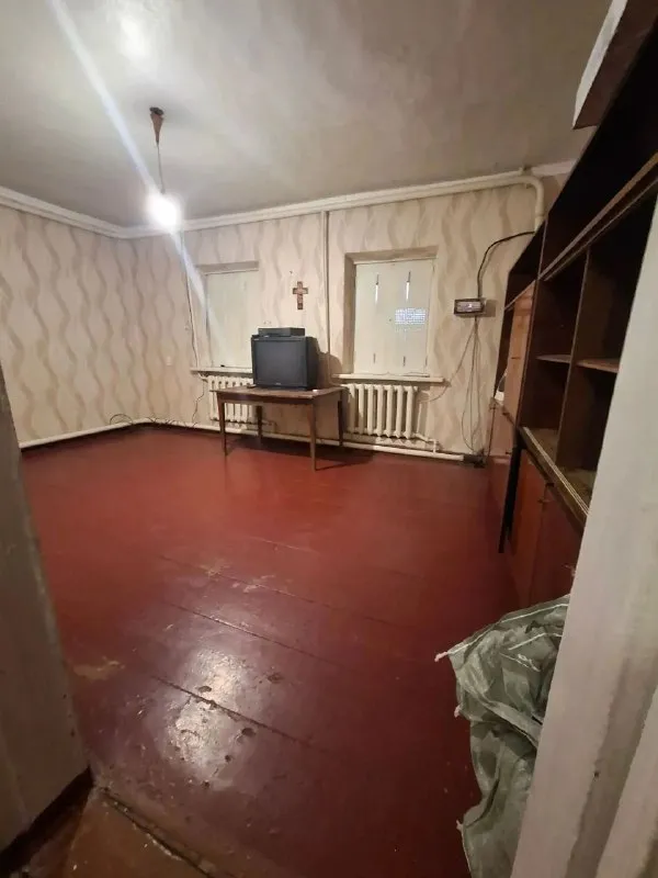 Продам уютный дом 🏡
Площадью 62 м² с гаражом
🌇Донецк, в ленинском районе
По улице одесская 📌
✅Отличный вариант для тех, кто ценит комфорт и надежность.
✅Основные характеристики:
Площадь дома: 62 м².
Участок: 5 соток (земля не приватизирована).
✅Коммуникации: электричество 380 квт (выделенная линия), водоснабжение круглосуточное (газовая колонка).
✅Отопление: комбинированное (газовый котел + электродный котел), дом очень теплый. - фотография - 3