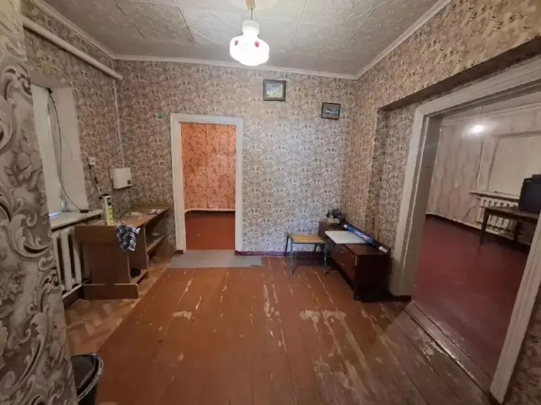Продам уютный дом 🏡
Площадью 62 м² с гаражом
🌇Донецк, в ленинском районе
По улице одесская 📌
✅Отличный вариант для тех, кто ценит комфорт и надежность.
✅Основные характеристики:
Площадь дома: 62 м².
Участок: 5 соток (земля не приватизирована).
✅Коммуникации: электричество 380 квт (выделенная линия), водоснабжение круглосуточное (газовая колонка).
✅Отопление: комбинированное (газовый котел + электродный котел), дом очень теплый. - фотография - 4