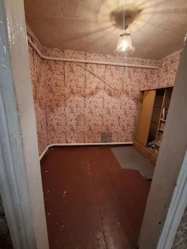 Продам уютный дом 🏡
Площадью 62 м² с гаражом
🌇Донецк, в ленинском районе
По улице одесская 📌
✅Отличный вариант для тех, кто ценит комфорт и надежность.
✅Основные характеристики:
Площадь дома: 62 м².
Участок: 5 соток (земля не приватизирована).
✅Коммуникации: электричество 380 квт (выделенная линия), водоснабжение круглосуточное (газовая колонка).
✅Отопление: комбинированное (газовый котел + электродный котел), дом очень теплый. - фотография - 5