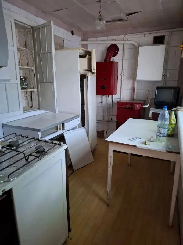 Продам уютный дом 🏡
Площадью 62 м² с гаражом
🌇Донецк, в ленинском районе
По улице одесская 📌
✅Отличный вариант для тех, кто ценит комфорт и надежность.
✅Основные характеристики:
Площадь дома: 62 м².
Участок: 5 соток (земля не приватизирована).
✅Коммуникации: электричество 380 квт (выделенная линия), водоснабжение круглосуточное (газовая колонка).
✅Отопление: комбинированное (газовый котел + электродный котел), дом очень теплый. - фотография - 6
