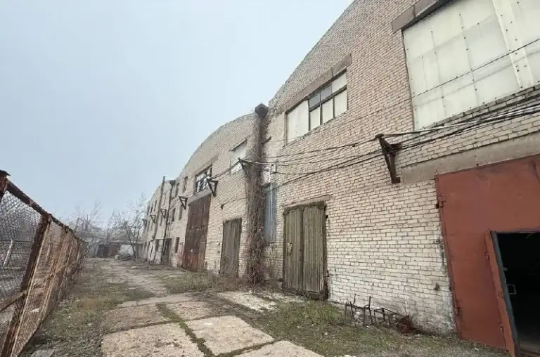 Аренда складских помещений в куйбышевском районе

Стройте свое пространство с агентством недвижимости город.
Вы мечтаете - мы реализовываем💫

🏣Город: донецк
🏗Район: куйбышевский
🚪Общая площадь - 3300 м2

Аренда складского помещения в куйбышевском районе, улица куйбышева - закрытая территория :

•Общая квадратура 3300 кв. Метров.
•3 Пролета по 1100 кв. М.
•Кран-балка (5 тонн) 12 метров

•Электричество: 100 киловатт

Коммуникации все !

7 Минут от крытого рынка - локация удобная, хороший подъезд !
Показ в любое время

Возможна продажа.

Документы рос. Реестр.

💵Цена: 250 рублей за м2
☎️Телефон: + 7 (949) 630 77 76 - фотография - 7