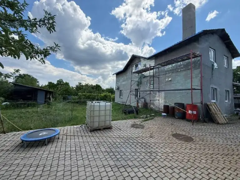 Продажа дома в пролетарском районе донецка!земля приватизирована!

Ан «статус» - твой выбор в мире недвижимости!

📍Донецк, пролетарский район, ул. Герасименко

👌🏻Предлагаем к покупке уютный дом в развитом районе — идеальный вариант для большой семьи!

📌Основные характеристики:

✅Общая площадь дома: 200 м².
✅Земельный участок: 6 соток, полностью приватизирован.
✅Планировка: двухэтажный дом. Первый этаж полностью отремонтирован и готов к заселению. Второй этаж без ремонта — возможность реализовать свои дизайнерские идеи.
✅Расположение: пролетарский район, удобная транспортная доступность, развитая инфраструктура.

💸 10 000 000 Руб.

☎️+79495753652
📞+79496455686
📞+79490774949

Принимаем звонки в любое время! - фотография - 2