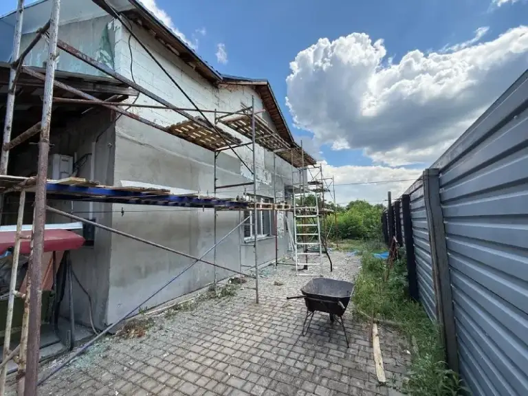 Продажа дома в пролетарском районе донецка!земля приватизирована!

Ан «статус» - твой выбор в мире недвижимости!

📍Донецк, пролетарский район, ул. Герасименко

👌🏻Предлагаем к покупке уютный дом в развитом районе — идеальный вариант для большой семьи!

📌Основные характеристики:

✅Общая площадь дома: 200 м².
✅Земельный участок: 6 соток, полностью приватизирован.
✅Планировка: двухэтажный дом. Первый этаж полностью отремонтирован и готов к заселению. Второй этаж без ремонта — возможность реализовать свои дизайнерские идеи.
✅Расположение: пролетарский район, удобная транспортная доступность, развитая инфраструктура.

💸 10 000 000 Руб.

☎️+79495753652
📞+79496455686
📞+79490774949

Принимаем звонки в любое время! - фотография - 4