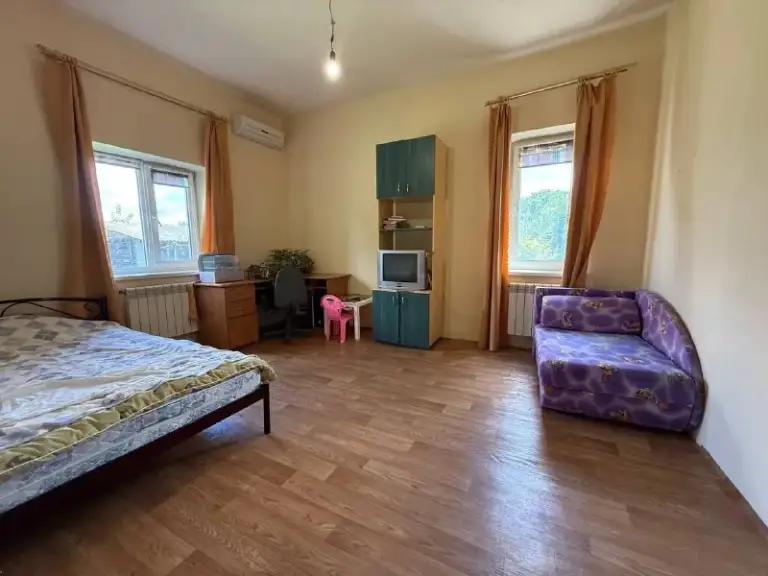Продажа дома в пролетарском районе донецка!земля приватизирована!

Ан «статус» - твой выбор в мире недвижимости!

📍Донецк, пролетарский район, ул. Герасименко

👌🏻Предлагаем к покупке уютный дом в развитом районе — идеальный вариант для большой семьи!

📌Основные характеристики:

✅Общая площадь дома: 200 м².
✅Земельный участок: 6 соток, полностью приватизирован.
✅Планировка: двухэтажный дом. Первый этаж полностью отремонтирован и готов к заселению. Второй этаж без ремонта — возможность реализовать свои дизайнерские идеи.
✅Расположение: пролетарский район, удобная транспортная доступность, развитая инфраструктура.

💸 10 000 000 Руб.

☎️+79495753652
📞+79496455686
📞+79490774949

Принимаем звонки в любое время! - фотография - 6