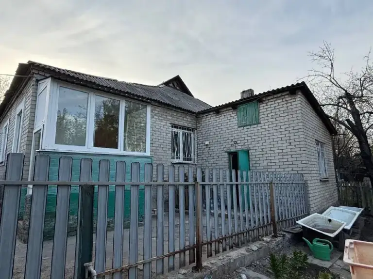 Продается дом с земельным
Участком 9 соток

🌇Донецк, ул. Порт-артурная
Рядом: отель "прага", парк щербакова📌

📍В шаговой доступности: детский сад, школа №55 - забота о будущем ваших детей.
🏡Дом: жилой, теплый, общей площадью 100м².
✅Участок: 9сотки, ровный, правильной формы
✅Бонусы : баня на дровах, двое ворот, два гаража, елки и фруктовые деревья
✅Район: тихий, безопасный, с развитой инфраструктурой.
📲☎️+79495753652
📲☎️+79490774949
Ан «статус» - твой выбор в мире недвижимости!

Подписаться  |  📩дать объявление
📲Наш max - фотография - 3