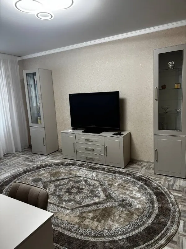 🏡Впервые сдам 2-х ком. Кв после кап. Ремонта просторная и светлая с гаражом
🌇Город: донецк днр
🗺По адресу:
🏙️Куйбышевский район, улица церетели. 2 этаж.

🔹Комнаты раздельные.
🔹Вода холодная/горячая 24/7. Накопительный бак
🔹Полностью укомплектована: холодильник, стиральная машина, микроволновая печь, плита, тв. Квартира утепленная снаружи.

💴Цена: 50.000 + коммунальные.
Залог. 📍
Аренда от 6-ти месяцев.
Без животных, граждане рф.
☎📞+79494707442 Или telegram

Оплата услуг риелтора по факту заселения! Ехать в офис и вносить оплату до просмотра не нужно❗

📨Подписаться - фотография - 1