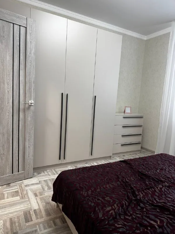 🏡Впервые сдам 2-х ком. Кв после кап. Ремонта просторная и светлая с гаражом
🌇Город: донецк днр
🗺По адресу:
🏙️Куйбышевский район, улица церетели. 2 этаж.

🔹Комнаты раздельные.
🔹Вода холодная/горячая 24/7. Накопительный бак
🔹Полностью укомплектована: холодильник, стиральная машина, микроволновая печь, плита, тв. Квартира утепленная снаружи.

💴Цена: 50.000 + коммунальные.
Залог. 📍
Аренда от 6-ти месяцев.
Без животных, граждане рф.
☎📞+79494707442 Или telegram

Оплата услуг риелтора по факту заселения! Ехать в офис и вносить оплату до просмотра не нужно❗

📨Подписаться - фотография - 5