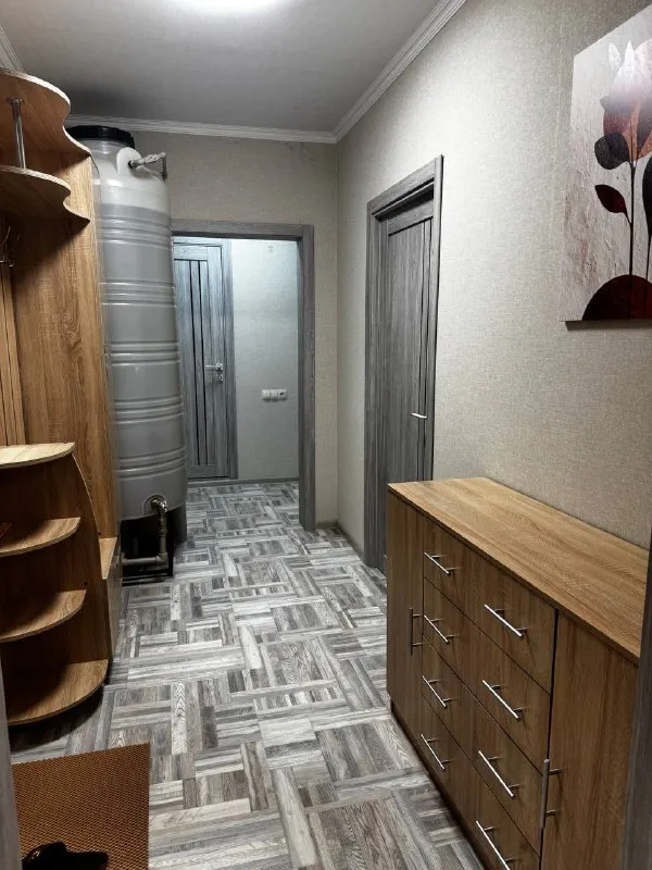 🏡Впервые сдам 2-х ком. Кв после кап. Ремонта просторная и светлая с гаражом
🌇Город: донецк днр
🗺По адресу:
🏙️Куйбышевский район, улица церетели. 2 этаж.

🔹Комнаты раздельные.
🔹Вода холодная/горячая 24/7. Накопительный бак
🔹Полностью укомплектована: холодильник, стиральная машина, микроволновая печь, плита, тв. Квартира утепленная снаружи.

💴Цена: 50.000 + коммунальные.
Залог. 📍
Аренда от 6-ти месяцев.
Без животных, граждане рф.
☎📞+79494707442 Или telegram

Оплата услуг риелтора по факту заселения! Ехать в офис и вносить оплату до просмотра не нужно❗

📨Подписаться - фотография - 8
