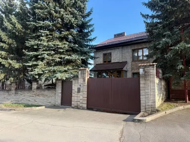 Продажа дома для большой семьи в киевском районе донецка - нижняя гладковка !
Агентство недвижимости «статус» - твой выбор в мире недвижимости!🤝
📍Г. Донецк, киевский район, ул. Желтые воды
✅Документы готовы рф
✅Качественный ремонт
✅Дом: 200 м2
✅Площадь участка: 10 соток, земля приватизирована
✅Все коммуникации обновлены
✅Ландшафтный дизайн участка
✅Дом оборудован отоплением и газом
✅Во дворе достаточно места для трех автомобилей
✅Собственник на сделке
💰15.000.000Руб.
☎️+79495753652
📞+79496455686 - фотография - 1