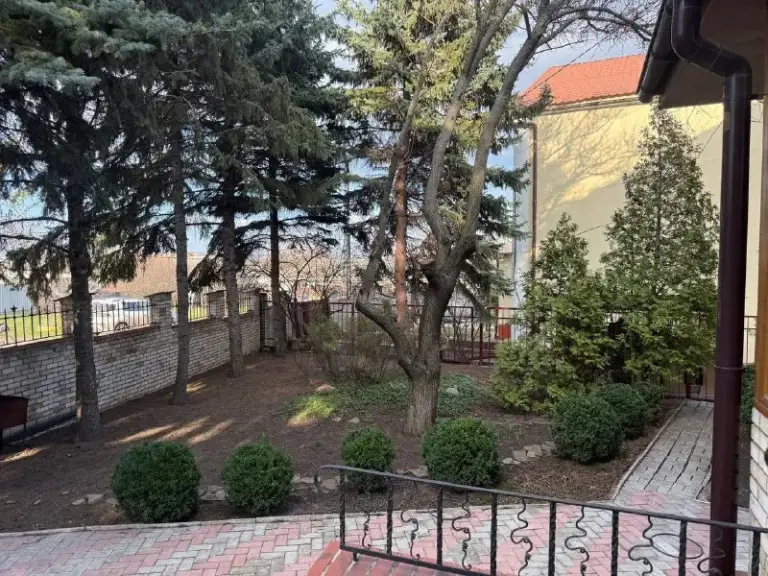 Продажа дома для большой семьи в киевском районе донецка - нижняя гладковка !

Агентство недвижимости «статус» - твой выбор в мире недвижимости!🤝

📍Г. Донецк, киевский район, ул. Желтые воды

✅Документы готовы рф
✅Качественный ремонт
✅Дом: 200 м2
✅Площадь участка: 10 соток, земля приватизирована
✅Все коммуникации обновлены
✅Ландшафтный дизайн участка
✅Дом оборудован отоплением и газом
✅Во дворе достаточно места для трех автомобилей
✅Собственник на сделке

💰15.000.000Руб.

📞+79496455686
📞+79490774949 - фотография - 2