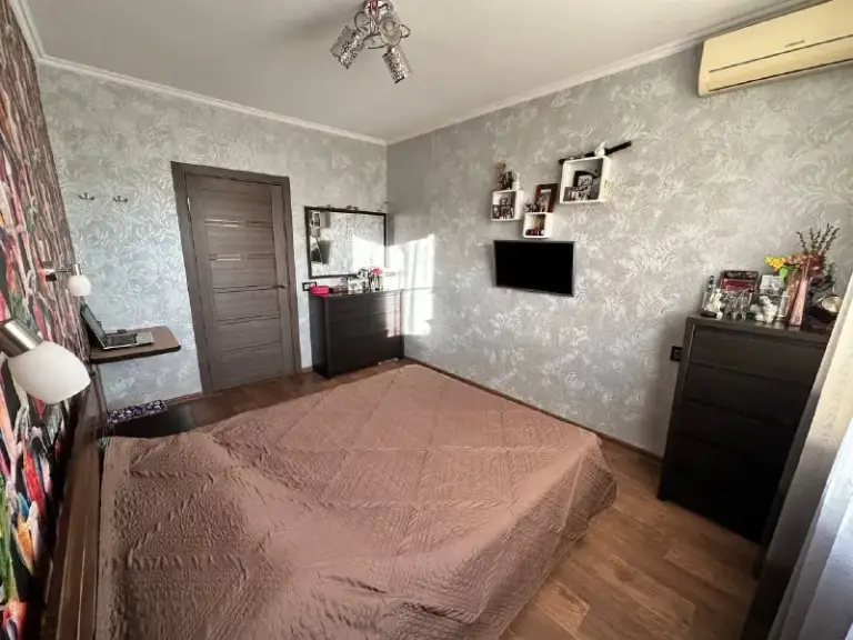 Продажа 3-х комнатной квартиры
🌇В ленинском районе донецка!
Ул. Пухова,35
✅Общая площадь: 70,7 кв. М
✅Квартира двухсторонняя — окна жилых комнат выходят в тихий зелёный двор (без шума дороги), а застеклённый балкон — на противоположную сторону.
✅Три изолированные комнаты
✅Просторный холл
✅Раздельный санузел
✅Застеклённый балкон
👍Район идеален дл. .. Age:url('//telegram. Org/img/emoji/40/e2988e. Png')">☎️+79495753652 агентство недвижимости «статус» - твой выбор в мире недвижимости!🤝
Подписаться | 📩дать объявление
📲Наш max - фотография - 3