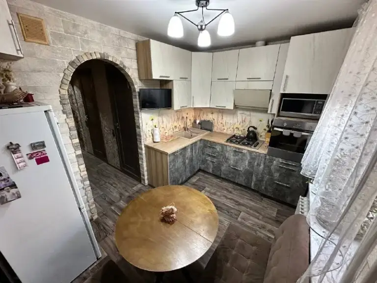 Продажа 3-х комнатной квартиры
🌇В ленинском районе донецка!
Ул. Пухова,35
✅Общая площадь: 70,7 кв. М
✅Квартира двухсторонняя — окна жилых комнат выходят в тихий зелёный двор (без шума дороги), а застеклённый балкон — на противоположную сторону.
✅Три изолированные комнаты
✅Просторный холл
✅Раздельный санузел
✅Застеклённый балкон
👍Район идеален дл. .. Age:url('//telegram. Org/img/emoji/40/e2988e. Png')">☎️+79495753652 агентство недвижимости «статус» - твой выбор в мире недвижимости!🤝
Подписаться | 📩дать объявление
📲Наш max - фотография - 7