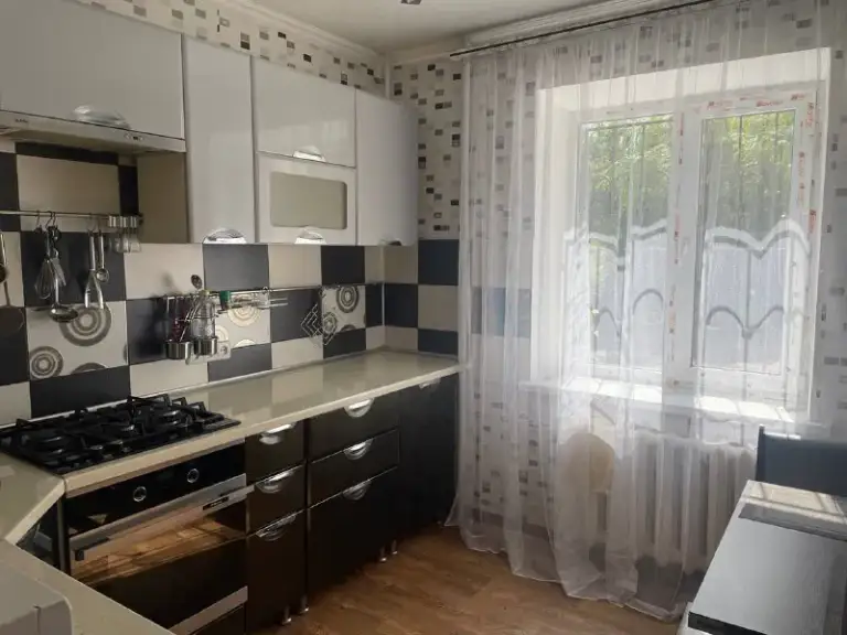‼️‼️Продам

Продам квартиру

📍В киевском р-не ул. Лестопракатчиков 17

✅Квартира с ремонтом
✅Всегда есть вода в кране!
✅Дом находится не далеко от речки!
📍Рядом магазины, школа, сад, автобусная остановка, всё в шаговой доступности!

✅Квартира полностью в жилом состоянии, с частичной мебелью и быттехникой (кухня в отличном состоянии, холодильник новый, варочная панель +духовка встроеная) шкаф купе и т. Д!
✅Заходи и живи!
✅Есть лоджия, что очень удобно

✅На 1-ом этаже, при желании можно совместить и сделать большую комнату!
✅Тёплый пол по всей квартире!!!

Цена 3 млн
Документы готовы к продаже!

Обращаться по телефону
+79497062676-Анатолий - фотография - 5