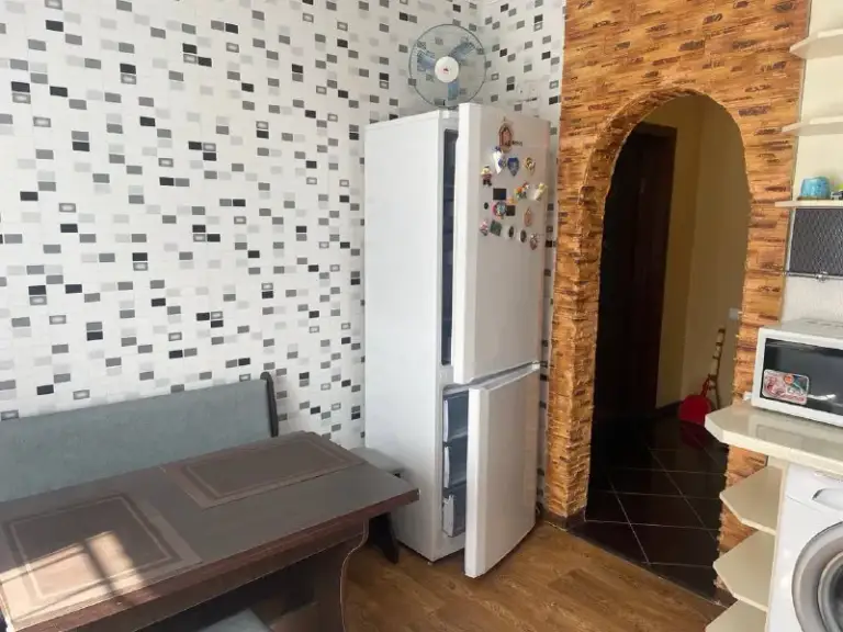‼️‼️Продам

Продам квартиру

📍В киевском р-не ул. Лестопракатчиков 17

✅Квартира с ремонтом
✅Всегда есть вода в кране!
✅Дом находится не далеко от речки!
📍Рядом магазины, школа, сад, автобусная остановка, всё в шаговой доступности!

✅Квартира полностью в жилом состоянии, с частичной мебелью и быттехникой (кухня в отличном состоянии, холодильник новый, варочная панель +духовка встроеная) шкаф купе и т. Д!
✅Заходи и живи!
✅Есть лоджия, что очень удобно

✅На 1-ом этаже, при желании можно совместить и сделать большую комнату!
✅Тёплый пол по всей квартире!!!

Цена 3 млн
Документы готовы к продаже!

Обращаться по телефону
+79497062676-Анатолий - фотография - 7