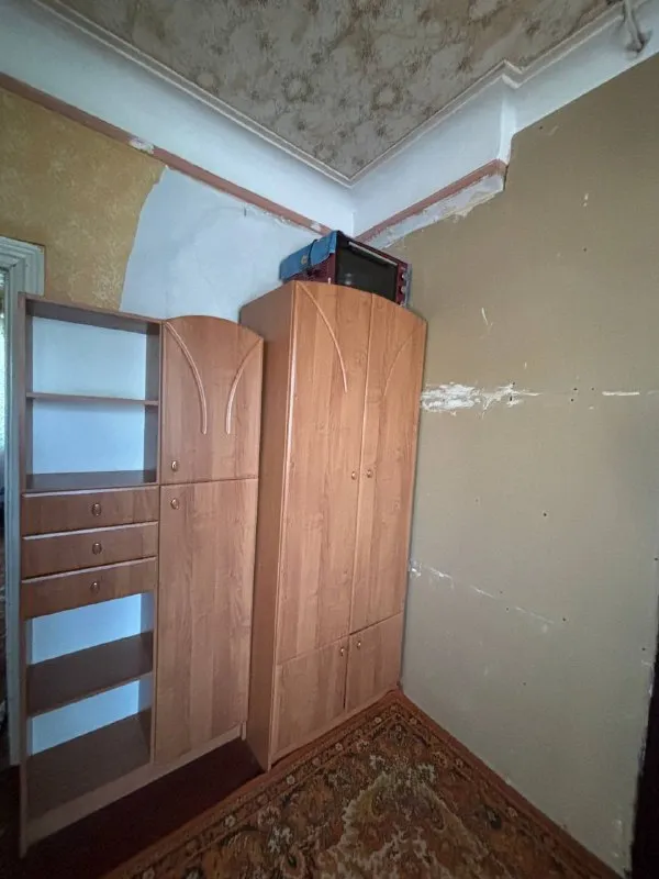 Продам жилой дом площадью 70 кв. М с 4-мя комнатами на участке 6 соток.

🌇Донецк, красный пахарь ближе к ленинскому проспекту, частный сектор. 📌

🏡Дом со всеми необходимыми коммуникациями для комфортного проживания.

✅В доме есть: газ; электроэнергия; центральное водоснабжение; канализация (выгребная яма + дренажный насос); газовое отопление (газовый котел); газовая колонка для горячей воды;
Кондиционер.

👍Особое преимущество в нынешних условиях — система запаса воды. Установлена накопительная емкость объемом 750 литров с насосом, благодаря чему в доме всегда есть запас воды, а газовая колонка обеспечивает горячее водоснабжение.

🎁Вся мебель остается новым владельцам, что позволяет заселиться сразу по. .. Чным вариантом как для постоянного проживания, так и для тех, кто ищет собственный дом с участком по разумной цене.

💰Цена 9 000 000 руб.

Звоните, отвечу на все вопросы и договоримся о просмотре. Торг уместен.
📲☎️+79114686006 Ватсапп и телеграмм ольга

Подписаться  |  📩дать объявление
📲Наш max - фотография - 3
