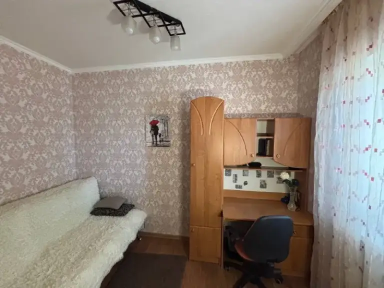 Продам жилой дом площадью 70 кв. М с 4-мя комнатами на участке 6 соток.

🌇Донецк, красный пахарь ближе к ленинскому проспекту, частный сектор. 📌

🏡Дом со всеми необходимыми коммуникациями для комфортного проживания.

✅В доме есть: газ; электроэнергия; центральное водоснабжение; канализация (выгребная яма + дренажный насос); газовое отопление (газовый котел); газовая колонка для горячей воды;
Кондиционер.

👍Особое преимущество в нынешних условиях — система запаса воды. Установлена накопительная емкость объемом 750 литров с насосом, благодаря чему в доме всегда есть запас воды, а газовая колонка обеспечивает горячее водоснабжение.

🎁Вся мебель остается новым владельцам, что позволяет заселиться сразу по. .. Чным вариантом как для постоянного проживания, так и для тех, кто ищет собственный дом с участком по разумной цене.

💰Цена 9 000 000 руб.

Звоните, отвечу на все вопросы и договоримся о просмотре. Торг уместен.
📲☎️+79114686006 Ватсапп и телеграмм ольга

Подписаться  |  📩дать объявление
📲Наш max - фотография - 5