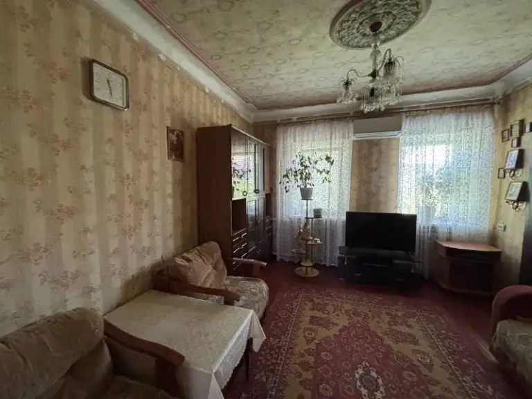 Продам жилой дом площадью 70 кв. М с 4-мя комнатами на участке 6 соток.

🌇Донецк, красный пахарь ближе к ленинскому проспекту, частный сектор. 📌

🏡Дом со всеми необходимыми коммуникациями для комфортного проживания.

✅В доме есть: газ; электроэнергия; центральное водоснабжение; канализация (выгребная яма + дренажный насос); газовое отопление (газовый котел); газовая колонка для горячей воды;
Кондиционер.

👍Особое преимущество в нынешних условиях — система запаса воды. Установлена накопительная емкость объемом 750 литров с насосом, благодаря чему в доме всегда есть запас воды, а газовая колонка обеспечивает горячее водоснабжение.

🎁Вся мебель остается новым владельцам, что позволяет заселиться сразу по. .. Чным вариантом как для постоянного проживания, так и для тех, кто ищет собственный дом с участком по разумной цене.

💰Цена 9 000 000 руб.

Звоните, отвечу на все вопросы и договоримся о просмотре. Торг уместен.
📲☎️+79114686006 Ватсапп и телеграмм ольга

Подписаться  |  📩дать объявление
📲Наш max - фотография - 7