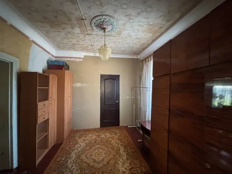Продам жилой дом площадью 70 кв. М с 4-мя комнатами на участке 6 соток.

🌇Донецк, красный пахарь ближе к ленинскому проспекту, частный сектор. 📌

🏡Дом со всеми необходимыми коммуникациями для комфортного проживания.

✅В доме есть: газ; электроэнергия; центральное водоснабжение; канализация (выгребная яма + дренажный насос); газовое отопление (газовый котел); газовая колонка для горячей воды;
Кондиционер.

👍Особое преимущество в нынешних условиях — система запаса воды. Установлена накопительная емкость объемом 750 литров с насосом, благодаря чему в доме всегда есть запас воды, а газовая колонка обеспечивает горячее водоснабжение.

🎁Вся мебель остается новым владельцам, что позволяет заселиться сразу по. .. Чным вариантом как для постоянного проживания, так и для тех, кто ищет собственный дом с участком по разумной цене.

💰Цена 9 000 000 руб.

Звоните, отвечу на все вопросы и договоримся о просмотре. Торг уместен.
📲☎️+79114686006 Ватсапп и телеграмм ольга

Подписаться  |  📩дать объявление
📲Наш max - фотография - 8