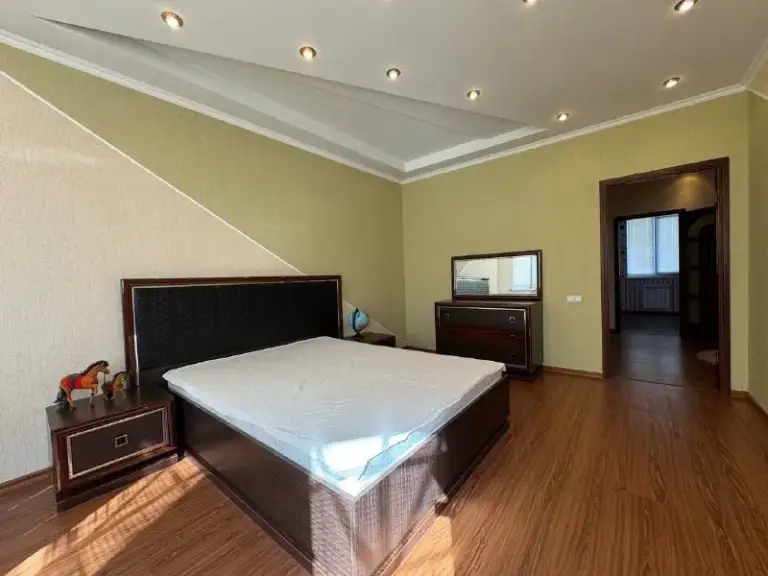 Продажа дома 📍киевский район ул. Ахромеева 5.
Стройте свое пространство с агентством недвижимости город.
Вы мечтаете - мы реализовываем💫
🏗Район: киевский
🏘Комнат - 5
🚪Общая площадь - 200 м2
Уют, комфорт, качество :
• Встроенная кухня
• Межкомнатные двери, натуральное дерево
• Сантехника в идеальном состоянии
🏡 200 М2 - 5 комнат
Участок 6 соток земля приватизирована (акт).
📌Качественные материалы использовались в процессе строительства и ремонта.
📌Коммуникации (вода, свет, отопление, газ)
📌3 Просторные спальни
📌Функционально продуманно на 100%.
•По периметру участка забор
•Двор выложен качественной плиткой (фэм).
•Асфальтированная улица удобный подъезд к дому
10 Минут и вы на площади ленина.
5 Минут и вы в самом большом торговом центре донецка - donetsk сity ❗️
Документы готовы 🇷🇺
Собственник на сделке.
💵Цена: 13 000 000 рублей
☎️Телефон: +7 (949) 505 93 39
☎️Телефон: +7 (949) 513 13 00 - фотография - 2