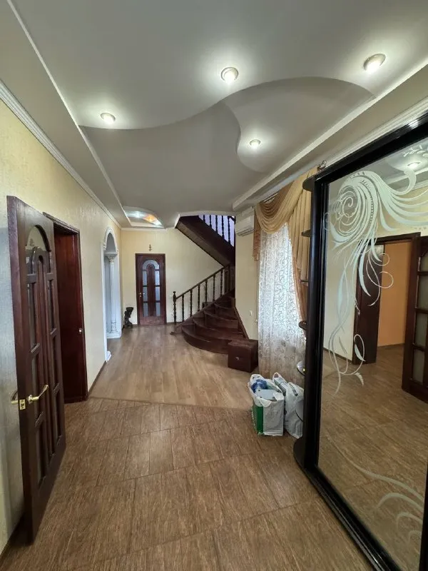 Продажа дома 📍киевский район ул. Ахромеева 5.
Стройте свое пространство с агентством недвижимости город.
Вы мечтаете - мы реализовываем💫
🏗Район: киевский
🏘Комнат - 5
🚪Общая площадь - 200 м2
Уют, комфорт, качество :
• Встроенная кухня
• Межкомнатные двери, натуральное дерево
• Сантехника в идеальном состоянии
🏡 200 М2 - 5 комнат
Участок 6 соток земля приватизирована (акт).
📌Качественные материалы использовались в процессе строительства и ремонта.
📌Коммуникации (вода, свет, отопление, газ)
📌3 Просторные спальни
📌Функционально продуманно на 100%.
•По периметру участка забор
•Двор выложен качественной плиткой (фэм).
•Асфальтированная улица удобный подъезд к дому
10 Минут и вы на площади ленина.
5 Минут и вы в самом большом торговом центре донецка - donetsk сity ❗️
Документы готовы 🇷🇺
Собственник на сделке.
💵Цена: 13 000 000 рублей
☎️Телефон: +7 (949) 505 93 39
☎️Телефон: +7 (949) 513 13 00 - фотография - 9
