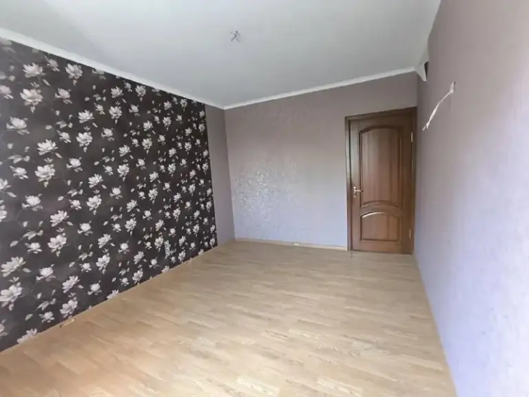 Продажа двухкомнатной квартиры

🌇Донецк в калининском районе, улица капитана ратникова, 12.📌

🏢Этаж - 3/9
✅Площадь квартиры - 49 м2

❗️В квартире:
- Кухня 7 м2.
-Новые коммуникации (трубы, проводка)
🎁Все что на фото остается.
👍После ремонта никто не жил.

✅Хорошая транспортная развязка. Сады, школы, магазины
Все что нужно для комфортной жизни в шаговой доступности - фотография - 2